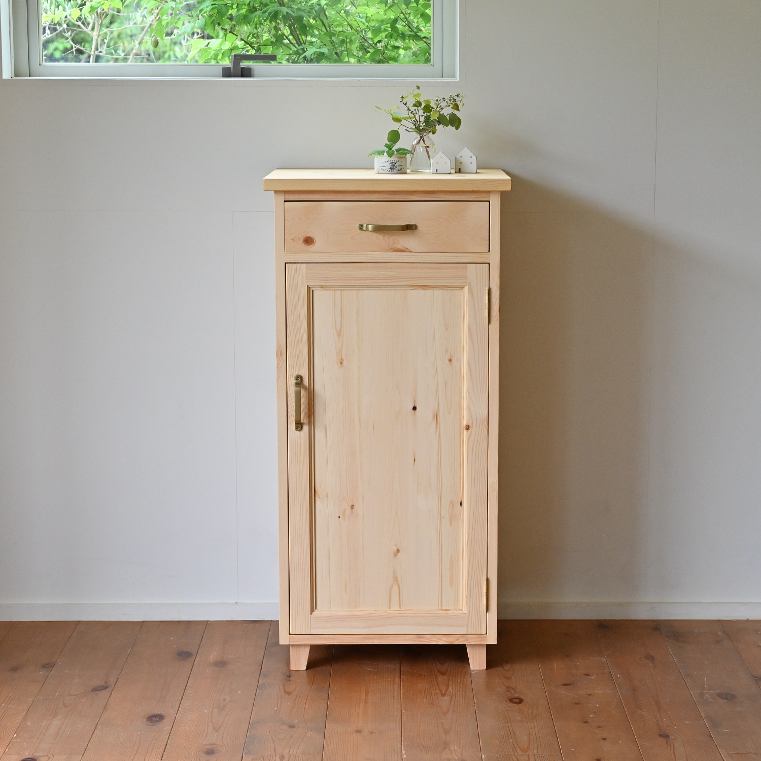 スリムキャビネット